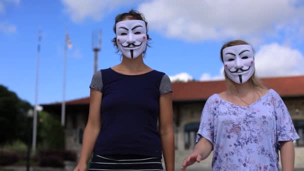 Mulher usando máscara assustadora renúncia mãos — Vídeo de Stock