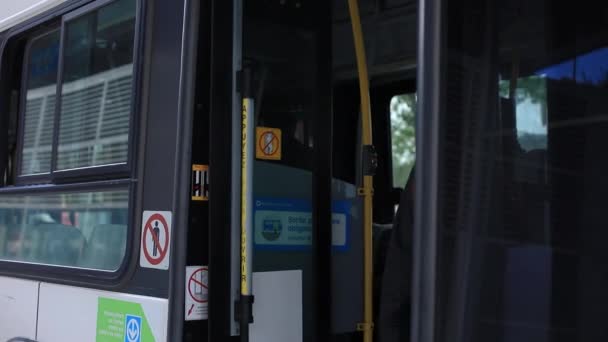 Man die uit de bus komt met masker op — Stockvideo