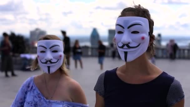 Jovem mulher usando máscara assustadora andando — Vídeo de Stock