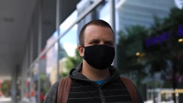 Homme marchant sur la route portant un masque avec sac — Video