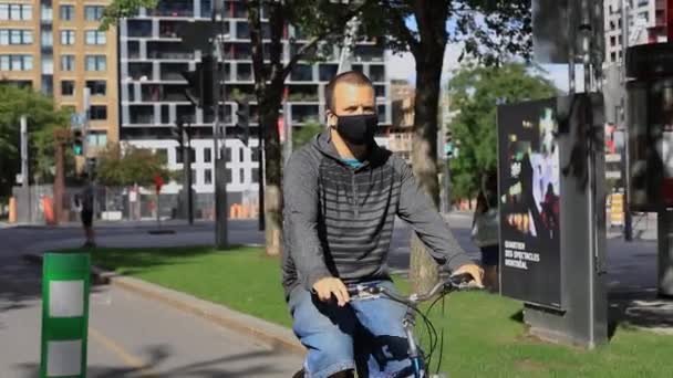 Gezonde man draagt masker fietsen op straat — Stockvideo