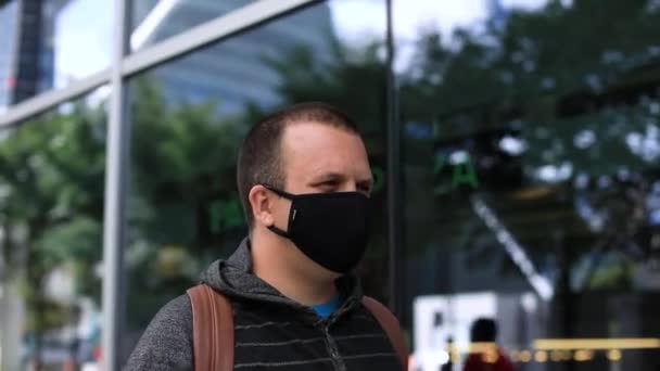 Man loopt op de weg met masker op — Stockvideo