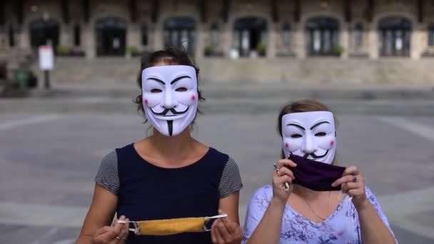 Frau trägt Schutzmaske über gruseliger Maske — Stockvideo
