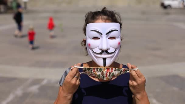 Donna che indossa maschera di protezione sopra maschera spaventosa — Video Stock