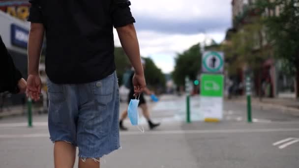 Człowiek ręce trzymając maskę podczas chodzenia — Wideo stockowe