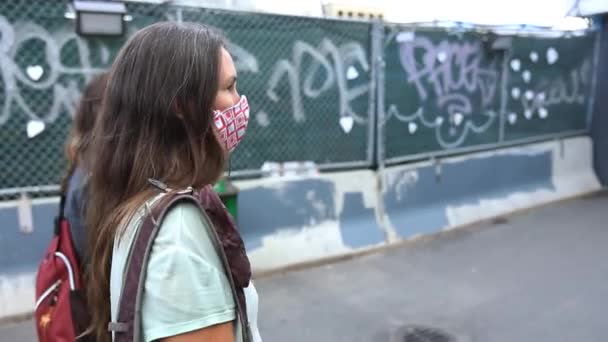 Femme portant un masque de marche dans la rue — Video