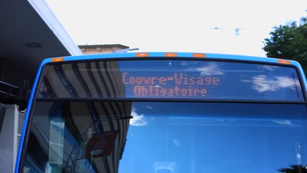 Bus route en nummer op voorste indicator — Stockvideo