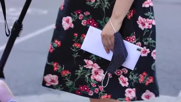 Kvinde bedrift kuvert og maske stående – Stock-video