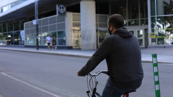 Masculin vélo d'équitation portant masque sur la route — Video