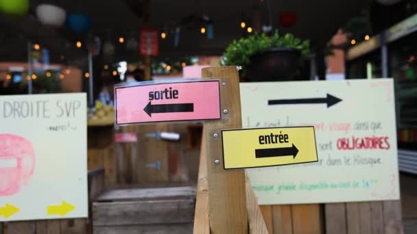 Panneau de direction à l'extérieur de la boutique sur planche de bois — Video