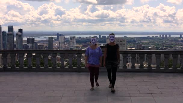 Δύο νέα γυναίκα φορώντας τρομακτική μάσκα περπατώντας — Αρχείο Βίντεο