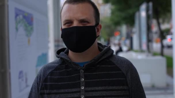 Homme marchant masqué sur le trottoir — Video