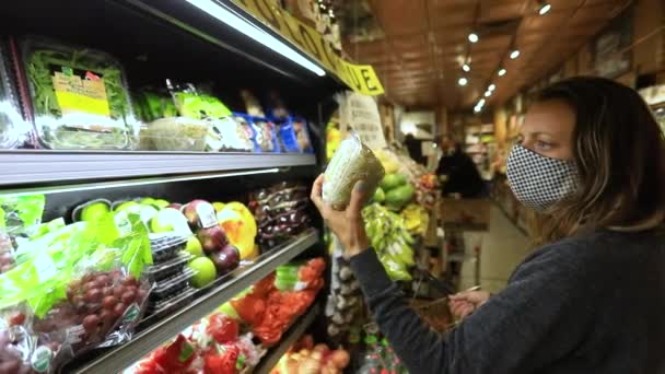 Weibchen kaufen Bio-Lebensmittel für Supermarkt — Stockvideo