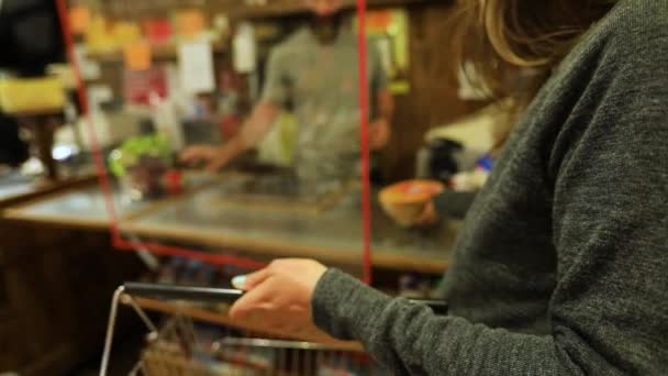 식료품 점에서 계산대에 있는 여자 — 비디오