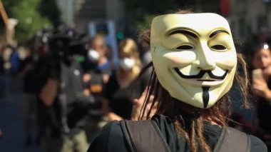 Sırtında maske olan tanınmayan bir kadın.