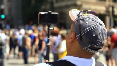 Adam akıllı telefonla protesto videosu çekiyor. 