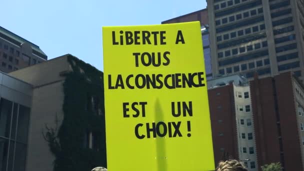 Желтое знамя с сообщением во время протеста — стоковое видео