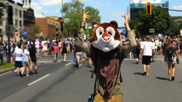 Homme au visage animal marchant dans la rue — Video