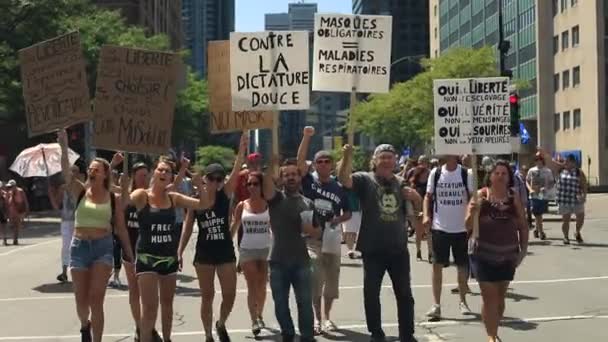 Gente con pancartas caminando en protesta — Vídeos de Stock