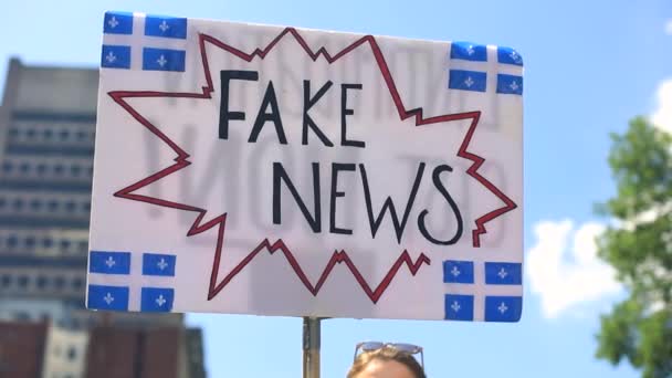 Mão feminina segurando banner na mão em protesto — Vídeo de Stock