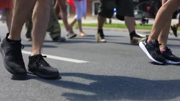 Davové nohy při chůzi po silnici na protest — Stock video