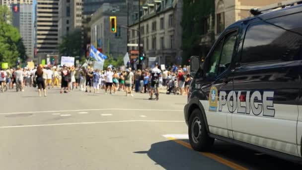 Polizeiwagen parkt auf Straße in der Nähe von Protesten — Stockvideo