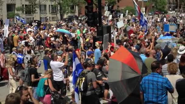 Menschenmenge hält Protestbanner hoch — Stockvideo