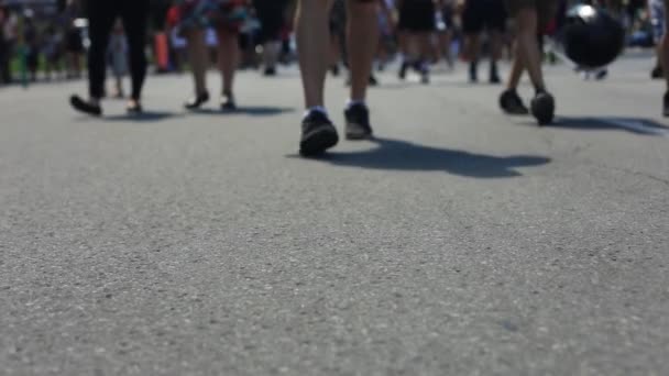 Ludzie stóp podczas spaceru po drodze w proteście — Wideo stockowe