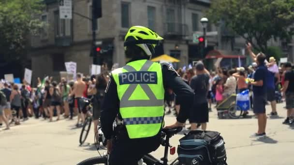 Polizeibeamter steht mit Fahrrad auf Straße — Stockvideo