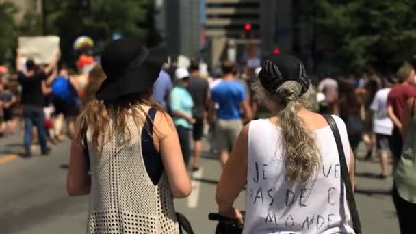 Starsza i młoda kobieta spacerująca podczas protestu — Wideo stockowe