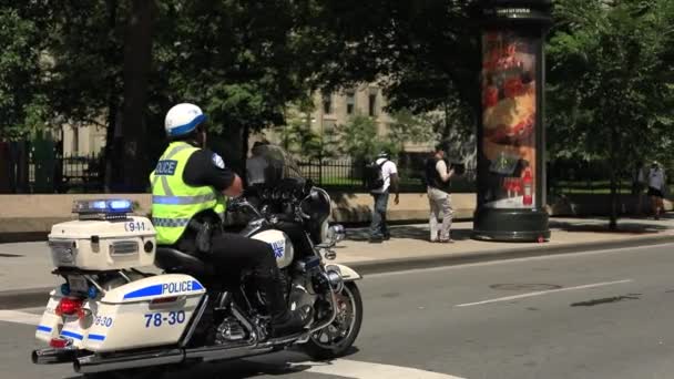 Ποδήλατο της αστυνομίας με επίσημο σταθμευμένο στο δρόμο — Αρχείο Βίντεο