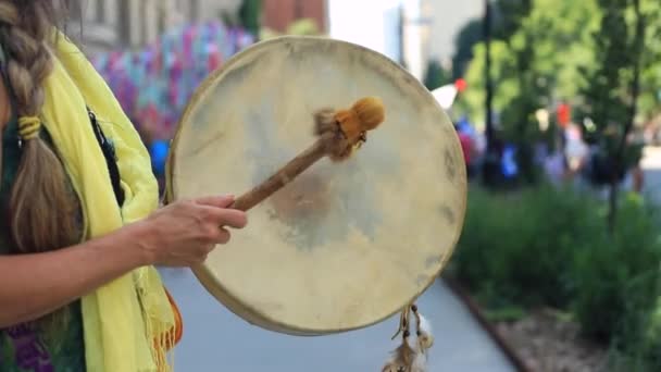Жінка тримає побиті барабани під час протесту — стокове відео