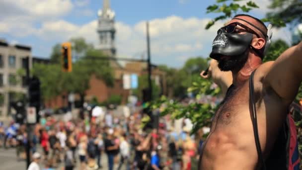 戴面具的男人，张开双臂抗议 — 图库视频影像