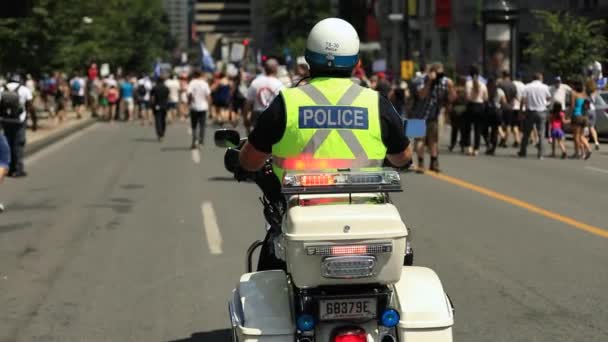 Policejní kolo zaparkované na ulici v blízkosti protestu — Stock video