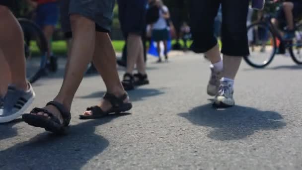 Foule pieds et roues marchant en signe de protestation — Video