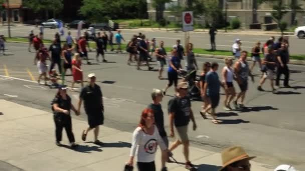 Kalabalık protesto pankartları taşıyor — Stok video