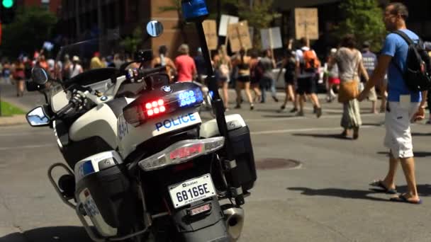 Bicicleta policial con multitud caminando en rally — Vídeo de stock