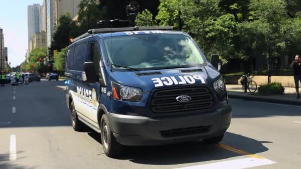 Fourgon de police avec des fonctionnaires garés dans la rue — Video