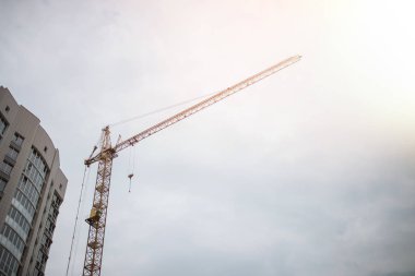 Büyük vinç ve bina inşaatı. Birçok yüksek binaların yapım aşamasında ve mavi gökyüzü altında vinçler için içinde yer