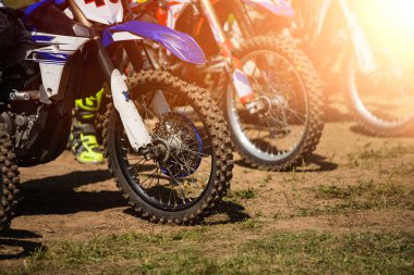 Resmini bir hile yaparak ve havaya atlama bir motorcu. Motokros Şampiyonası. spor sürüş hızlı. Bisiklet büyük küçük.