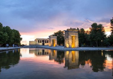 2017.05.31, Madrid, İspanya. Madrid suda Debod ve bu yansıma geçerli Tapınağı. İspanya gezi. Madrid mimarisi. Mısır'dan Madrid tehcir içinde tarihi yapılar/Mimariler.
