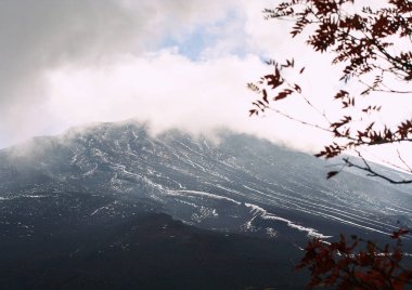Dağlar ormanıyla kaplı. Doğa manzara içinde Japonya. Asya seyahat.
