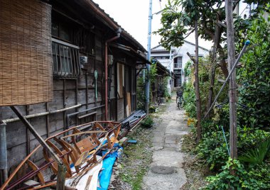 Eski bir Japon ev kırık tekne ile yard. Tokyo açık sayısı.