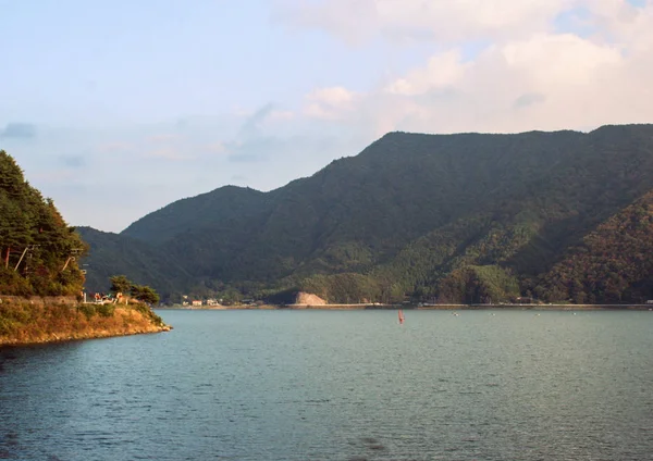 日本有烟雾缭绕的山脉和湖泊的景观 环游亚洲 — 图库照片