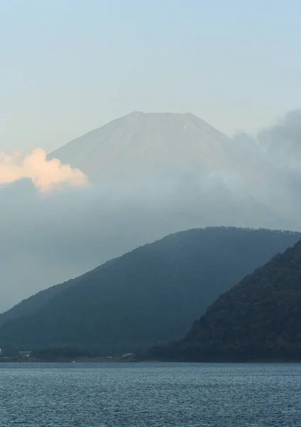 Paisagem Com Montanhas Esfumaçadas Lago Japão Viajar Pela Ásia — Fotografia de Stock