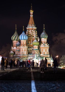Yeni yıl ağacı Moskova Kızıl meydanında. Festival dekorasyon kasabasında. Moskova, Rusya, 2016.12.06.