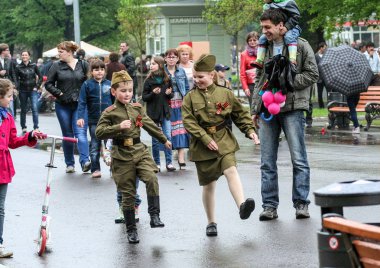 05.09.2012, Moscow, Rusya Federasyonu. Çocuk ile askeri üniformayı giy. Zafer Bayramı kutlamalarının Moskova parkta. Rusya'nın devlet tatil.