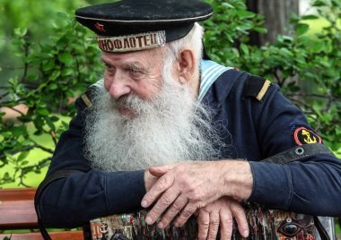05.09.2012, Moscow, Rusya Federasyonu. Zafer Bayramı kutlamalarının Moskova. İkinci Dünya Savaşı gazisi kapatın. Denizci parkta bankta oturmuş bir akordeon ile.