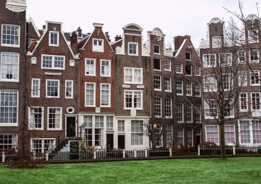 Köprünün Amsterdam'da bisiklet. Kış cityscapes Amsterdam'da. Manzaraları (Hollanda).