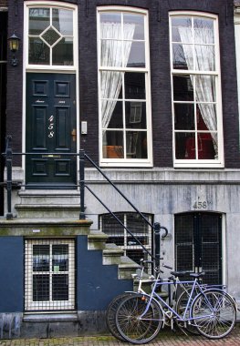 12.30. 2010, Amsterdam, Hollanda. Amsterdam 'da farklı ulaşım araçları. Arabalar, tekneler, bisikletler Amsterdam sokaklarında ve kanallarında.